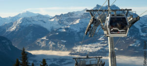 Gondol over alpelandskapet i Villars, Sveits