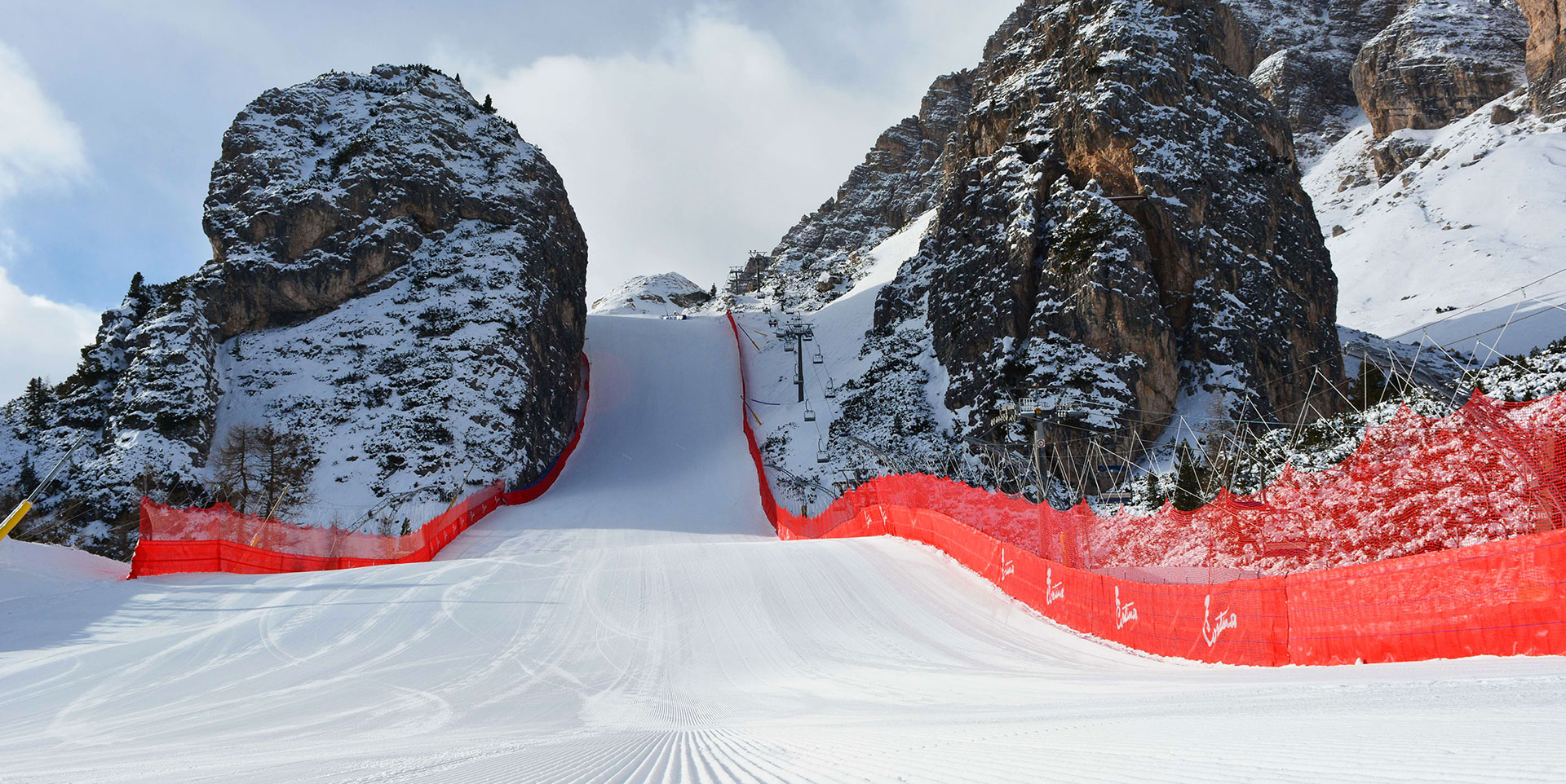 Nydelig preparert løype i Cortina d'Ampezzo, Italia – Opplev en spektakulær skireise til de Italienske Alpene.