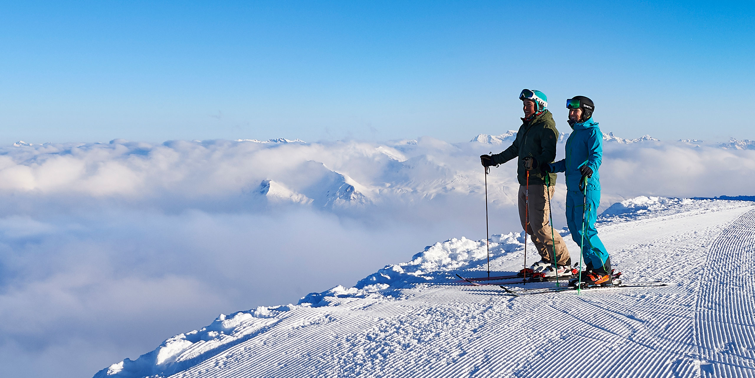 Utsikt over fjellene i Lenzerheide i Sveits. Skireise med en spektakulær utsikt over de Sveitsiske Alpene.