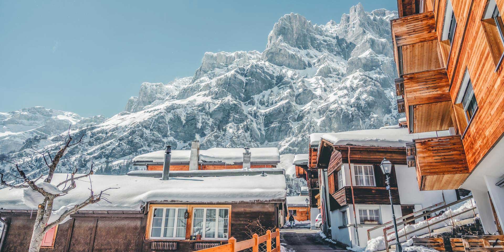 Leukerbad i Sveits. Pittoresk vinteridyll i landsbyen. Her fra en fantastisk skireise til Alpene på vinteren.