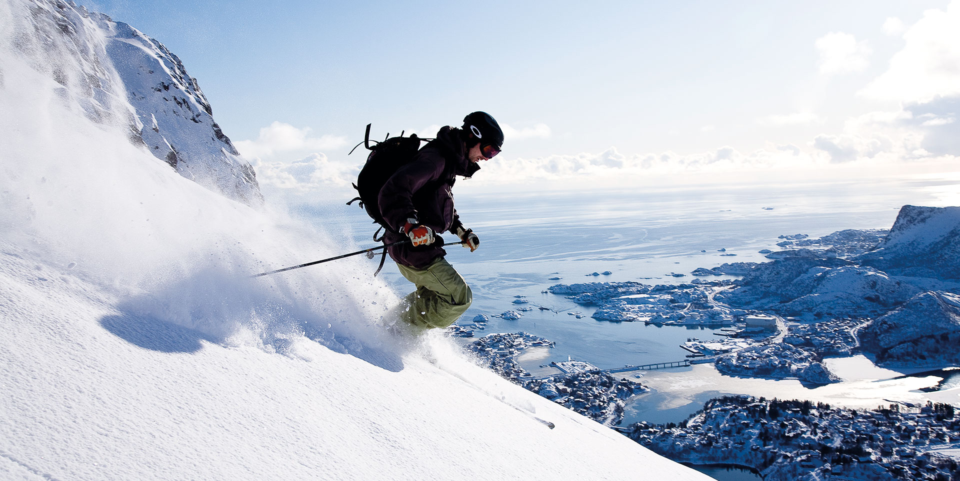 Skikjører i pudder snø i Lofoten. En fantastisk skireise til Norges Alper.