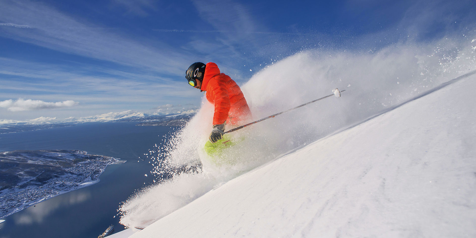 Skikjører i pudder snø i Narvik. En fantastisk skireise til Norges Alper.