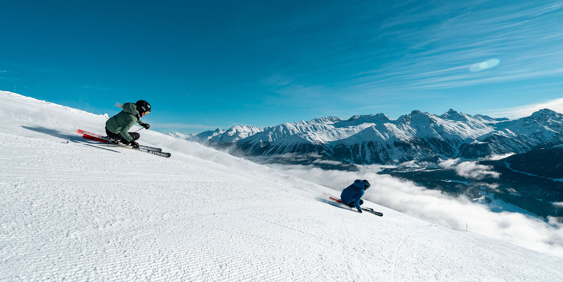 St. Moritz i Sveits. To skikjørere nyter en spektakulær skireise på firmatur til Alpene.