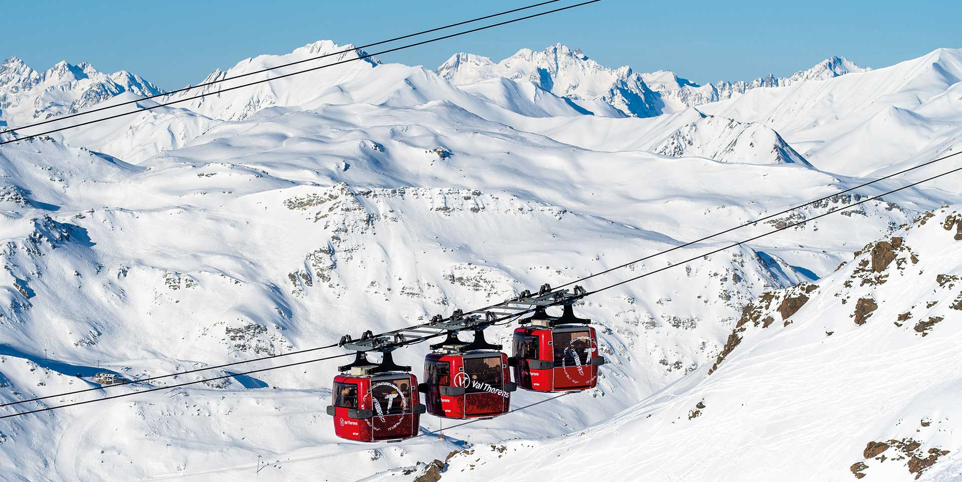 Gondol over skiløyper i Val Thorens, Frankrike – nyter en spektakulær skireise på konferansereise til Alpene på vinteren.