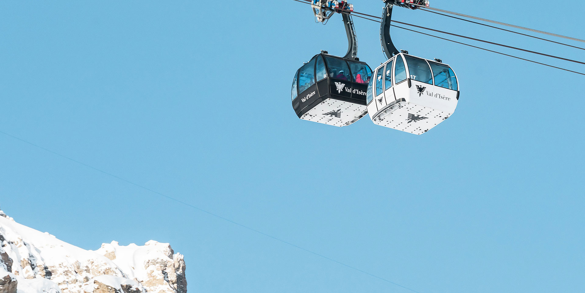 Gondol i Val d'Isère i Frankrike. skikjørere nyter en spektakulær skireise på firmatur til Alpene.