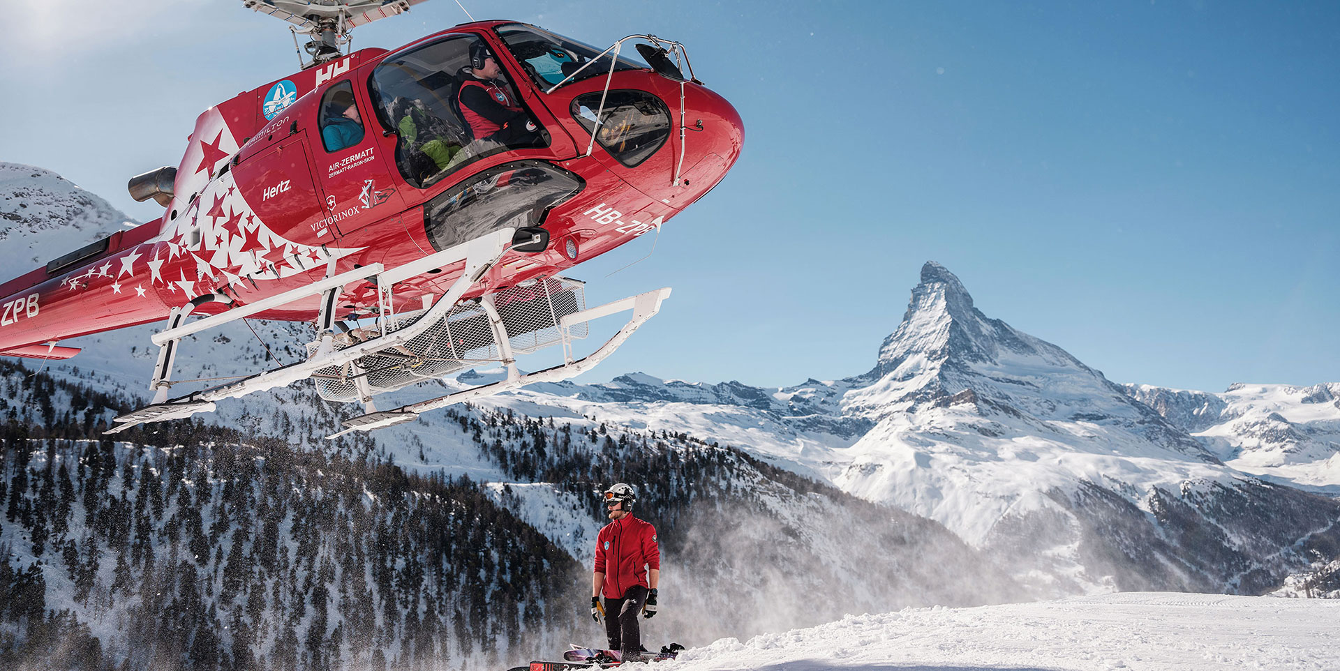 Skireise til Zermatt i Sveits. Heliskiing med Matterhorn i bakgrunnen på firmatur til Alpene.